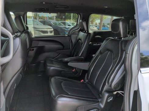 Used 2025 Chrysler Pacifica Select FWD image 13