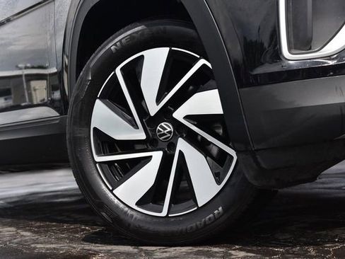 Used 2025 Volkswagen Atlas SE image 3