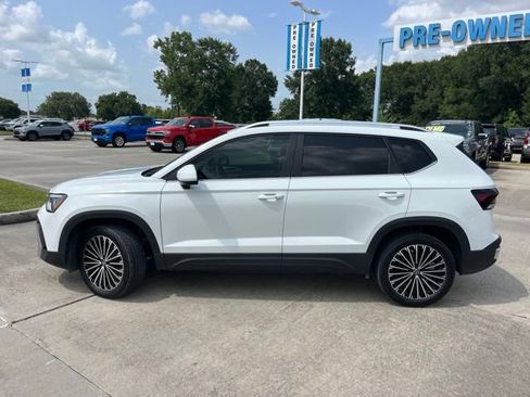Used 2025 Volkswagen Taos SE FWD image 3