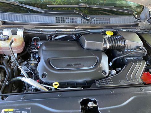 Used 2019 Chrysler Pacifica LX w/ Tire & Wheel Group FWD image 8