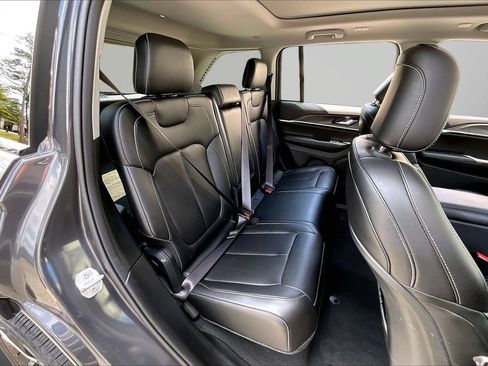Used 2023 Jeep Grand Cherokee Limited w/ Black Appearance Package AWD/4WD image 25