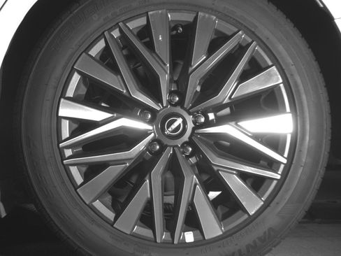 Used 2025 Nissan Altima 2.5 SV FWD image 14