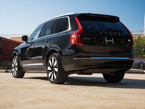 Certified 2024 Volvo XC90 T8 Plus AWD/4WD image 5