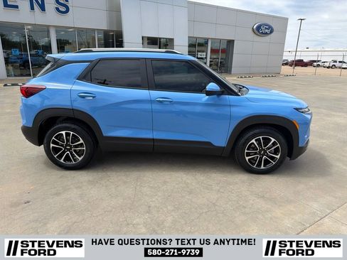 Used 2024 Chevrolet TrailBlazer LT w/ LT Cold Weather Package FWD image 3