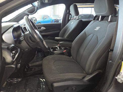 Used 2018 Chrysler Pacifica Touring Plus w/ S Appearance Package FWD image 18