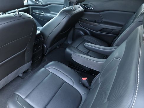 Used 2023 GMC Acadia SLT image 30