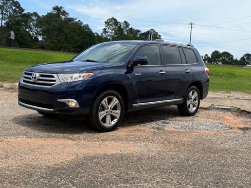 Used 2011 Toyota Highlander Limited w/ Tow Pkg FWD image 1