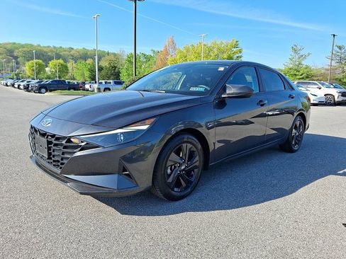 Used 2023 Hyundai Elantra SEL w/ Cargo Package FWD image 3