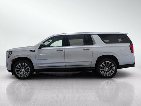 Used 2022 GMC Yukon XL Denali w/ Denali Premium Package AWD/4WD image 3