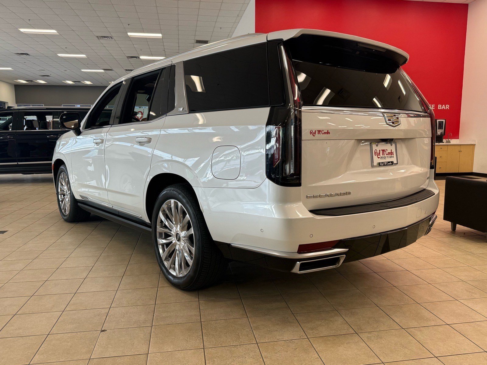Used 2023 Cadillac Escalade Premium Luxury w/ Performance Package AWD/4WD image 4