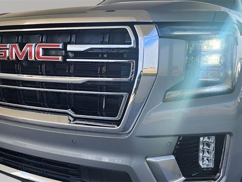 Used 2024 GMC Yukon SLT w/ SLT Luxury Package image 2