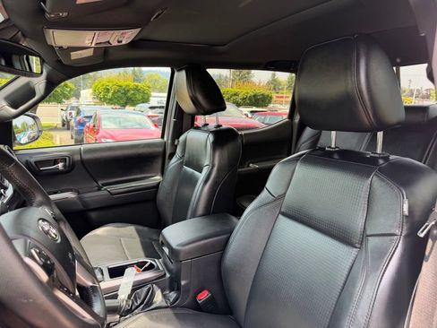 Used 2022 Toyota Tacoma Limited w/ Black Out Package (TMS) AWD/4WD image 15