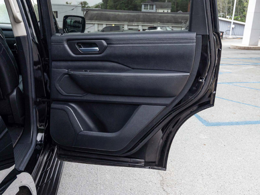 Used 2025 Nissan Armada SV AWD/4WD image 15