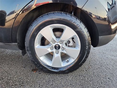 Used 2018 Kia Soul Base w/ Convenience Package image 31