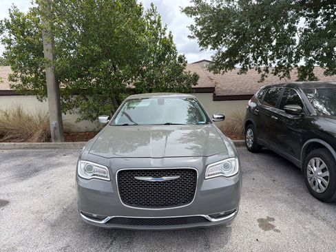 Used 2018 Chrysler 300 Limited RWD image 3