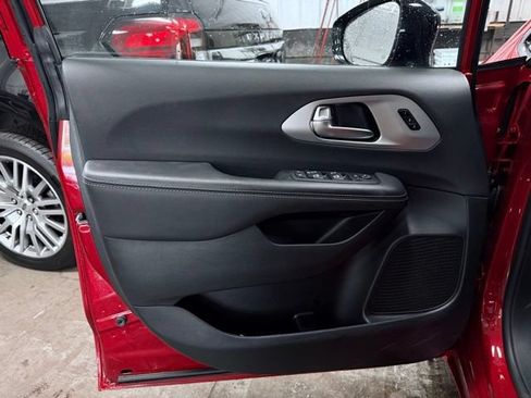 Certified 2025 Chrysler Pacifica Limited FWD image 15