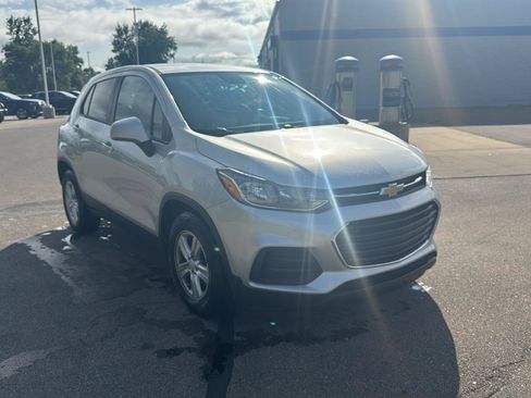 Used 2020 Chevrolet Trax LS w/ Tint and Cruise Package FWD image 7