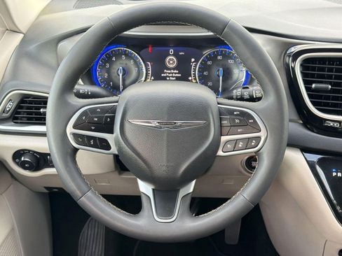 Used 2023 Chrysler Pacifica Touring-L FWD image 16