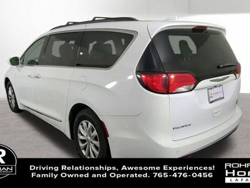 Used 2017 Chrysler Pacifica Touring-L image 8