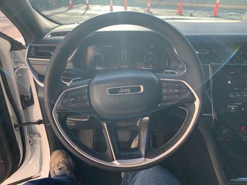 Used 2023 Jeep Grand Cherokee Altitude image 28