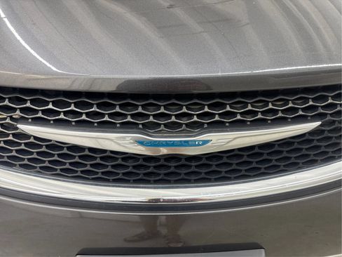 Used 2020 Chrysler Pacifica Touring-L FWD image 33