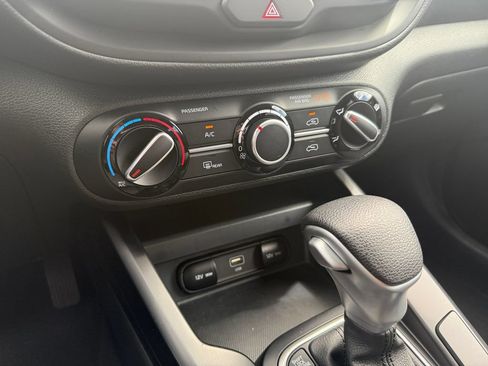 Used 2025 Kia Soul LX w/ LX Technology Package FWD image 23