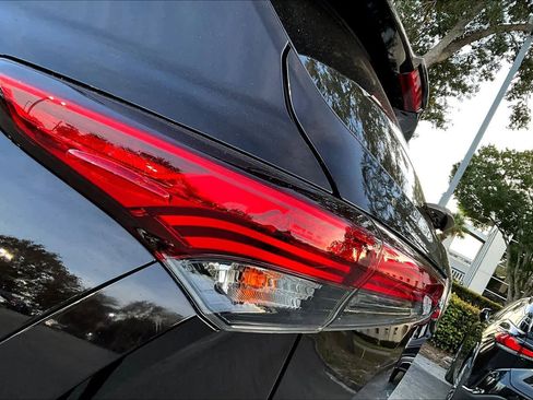 Used 2020 Toyota Highlander XLE image 28