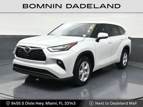 Used 2024 Toyota Highlander LE image 1