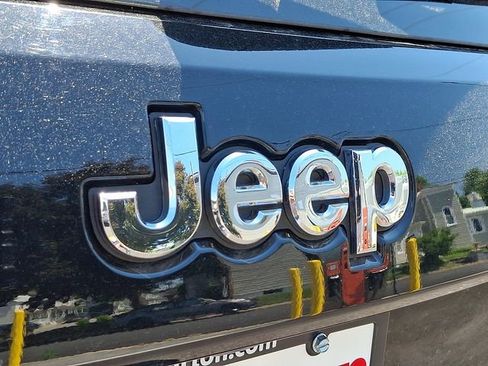 Used 2021 Jeep Grand Cherokee Laredo AWD/4WD image 28