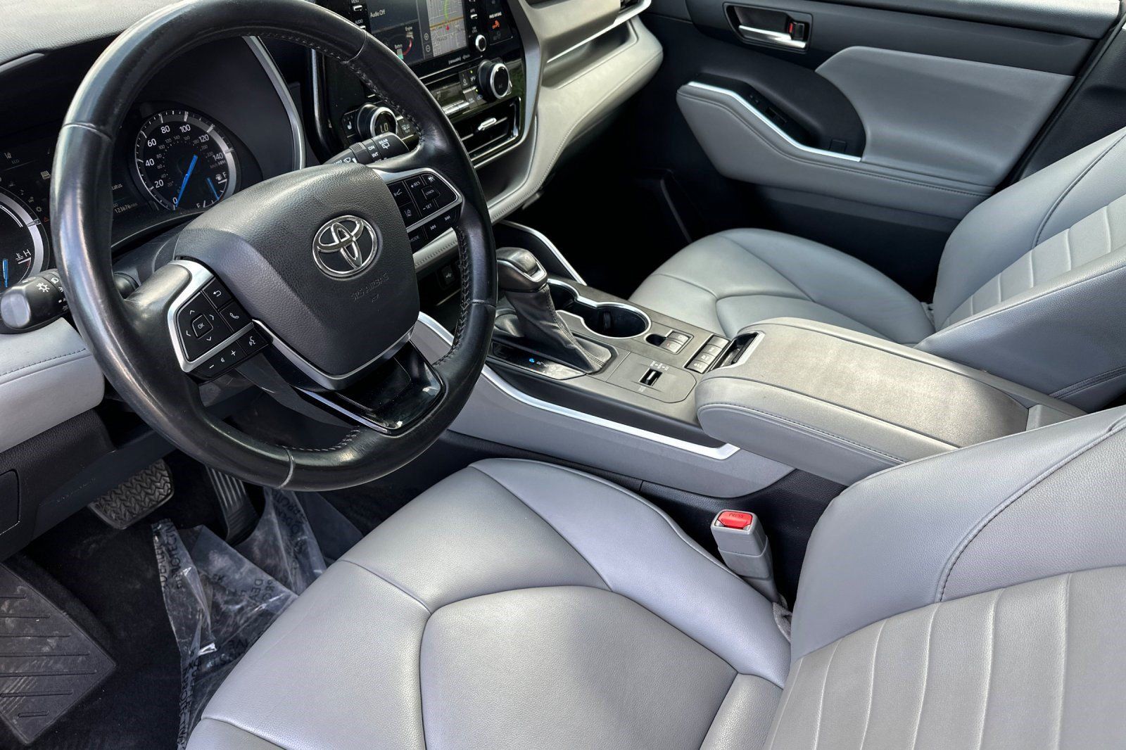 Used 2021 Toyota Highlander XLE AWD/4WD image 4