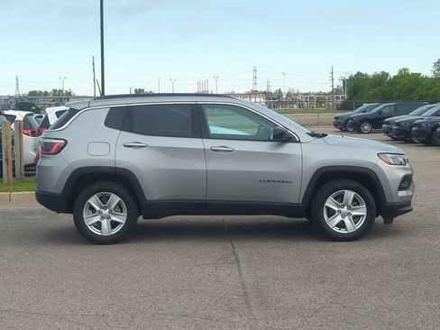 Used 2022 Jeep Compass Latitude AWD/4WD image 2