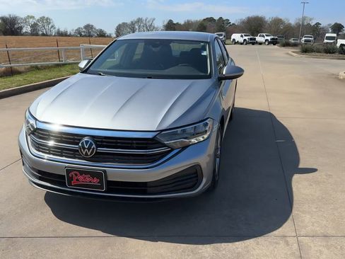 Used 2024 Volkswagen Jetta SE FWD image 3