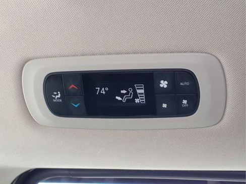 Used 2023 Chrysler Pacifica Touring-L FWD image 23