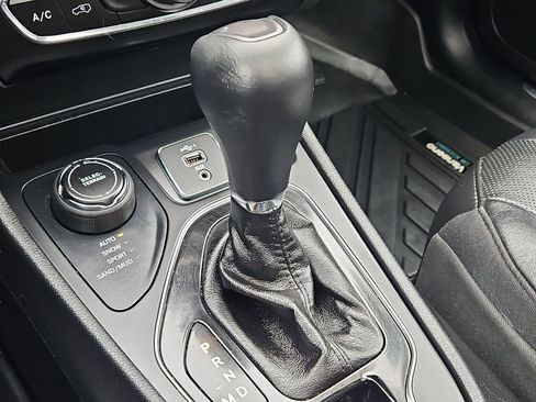 Used 2020 Jeep Cherokee Limited image 32