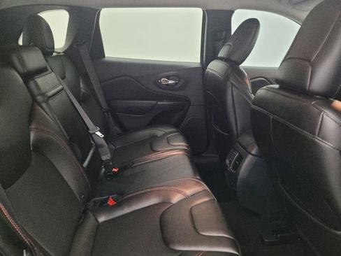 Used 2019 Jeep Cherokee Trailhawk w/ Comfort/Convenience Group AWD/4WD image 19