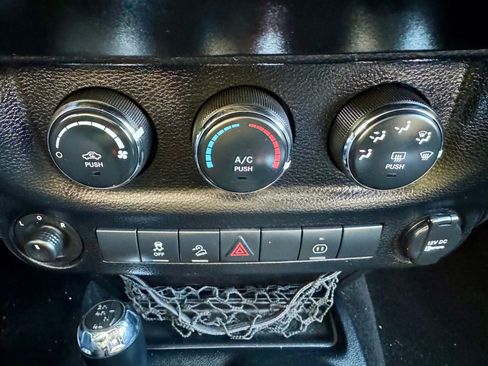 Used 2011 Jeep Wrangler Unlimited Sahara image 22