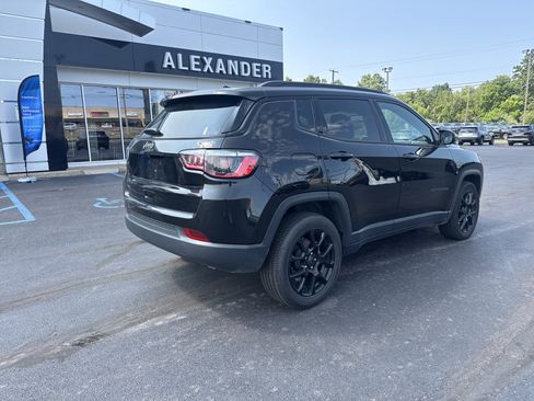 Used 2025 Jeep Compass Latitude w/ Convenience Group AWD/4WD image 3