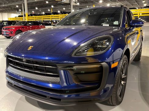 Used 2022 Porsche Macan AWD/4WD image 1
