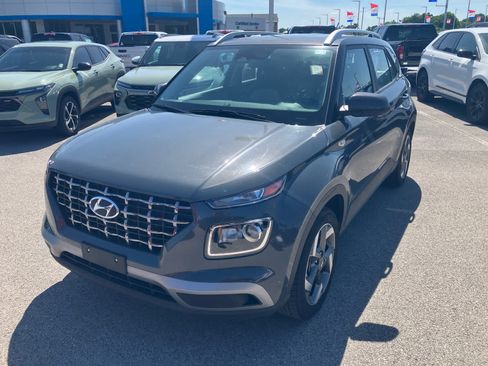 Used 2025 Hyundai Venue SEL FWD image 3