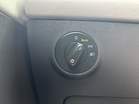 Used 2023 Volkswagen Taos SE w/ Black Wheel Package image 20