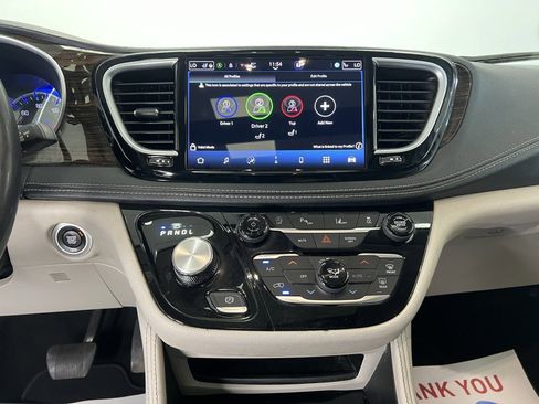 Used 2023 Chrysler Pacifica Limited image 14
