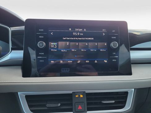 Certified 2025 Volkswagen Taos SE w/ Panoramic Sunroof Package image 21