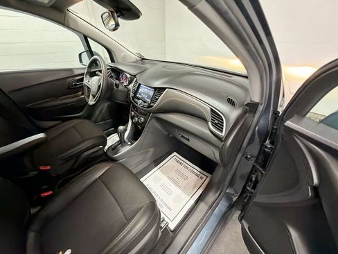 Used 2022 Chevrolet Trax LT w/ LT Convenience Package FWD image 26