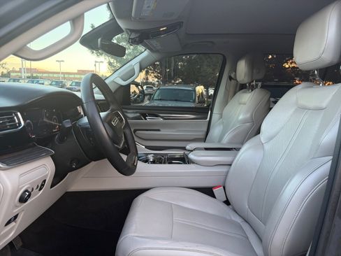 Used 2022 Jeep Wagoneer Series III w/ Premium Group I AWD/4WD image 12
