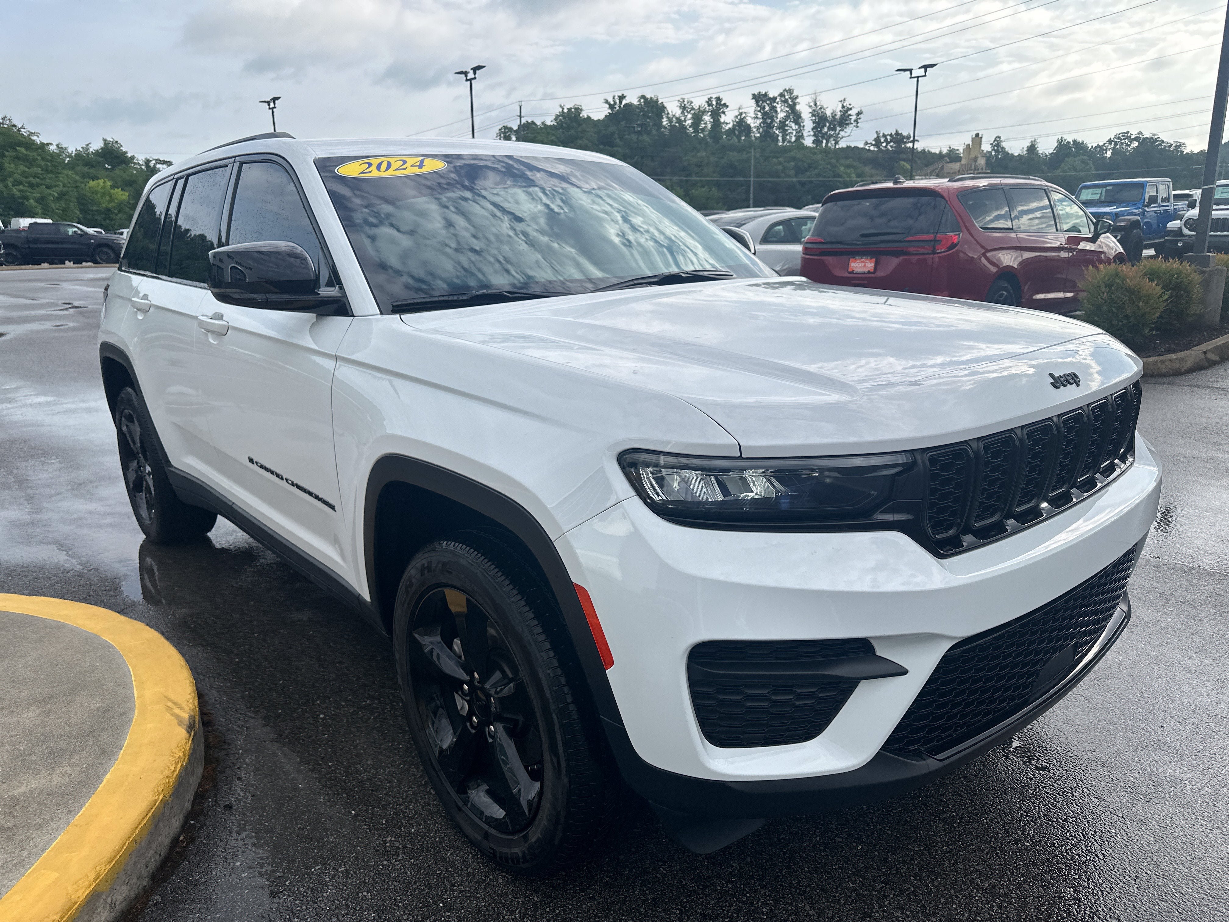 Used 2024 Jeep Grand Cherokee Altitude AWD/4WD image 4