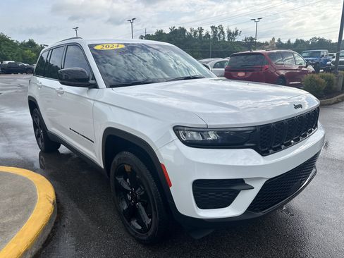 Used 2024 Jeep Grand Cherokee Altitude AWD/4WD image 4