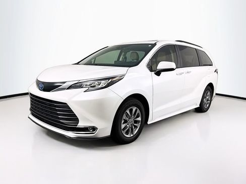 Used 2022 Toyota Sienna XLE image 3