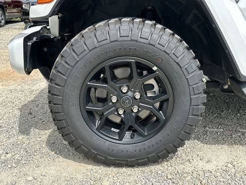 Used 2021 Jeep Gladiator Overland image 11