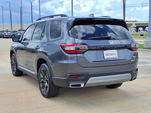 Used 2025 Honda Pilot Touring image 2