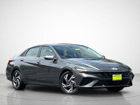 Used 2025 Hyundai Elantra Limited FWD image 2